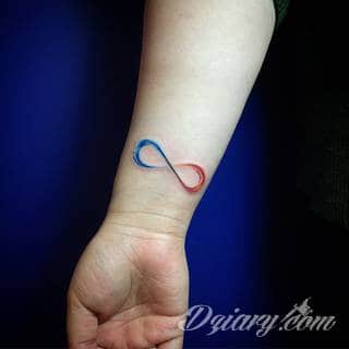 Znak nieskończoności, tajemniczo wyglądający symbol ∞, czyli słynna przewrócona ósemka fascynuje ludzi od lat. Harmonijna grafika idealnie wygląda przede wszystkim na smukłych przegubach dłoni, którym dodaje kolorytu. 