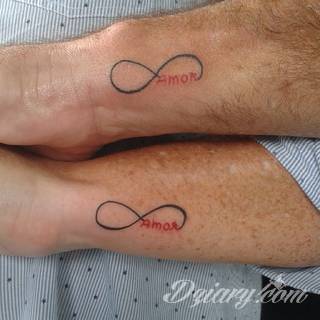 Znak nieskończoności, tajemniczo wyglądający symbol ∞, czyli słynna przewrócona ósemka fascynuje ludzi od lat. Harmonijna grafika idealnie wygląda przede wszystkim na smukłych przegubach dłoni, którym dodaje kolorytu. 