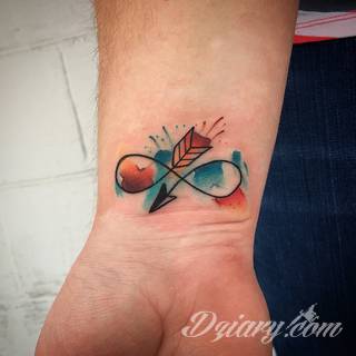 Znak nieskończoności, tajemniczo wyglądający symbol ∞, czyli słynna przewrócona ósemka fascynuje ludzi od lat. Harmonijna grafika idealnie wygląda przede wszystkim na smukłych przegubach dłoni, którym dodaje kolorytu. 