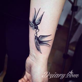 Znak nieskończoności, tajemniczo wyglądający symbol ∞, czyli słynna przewrócona ósemka fascynuje ludzi od lat. Harmonijna grafika idealnie wygląda przede wszystkim na smukłych przegubach dłoni, którym dodaje kolorytu. 