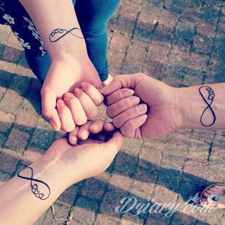 Znak nieskończoności, tajemniczo wyglądający symbol ∞, czyli słynna przewrócona ósemka fascynuje ludzi od lat. Harmonijna grafika idealnie wygląda przede wszystkim na smukłych przegubach dłoni, którym dodaje kolorytu. 