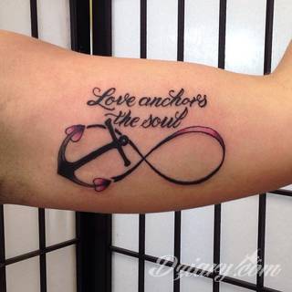 Znak nieskończoności, tajemniczo wyglądający symbol ∞, czyli słynna przewrócona ósemka fascynuje ludzi od lat. Harmonijna grafika idealnie wygląda przede wszystkim na smukłych przegubach dłoni, którym dodaje kolorytu. 