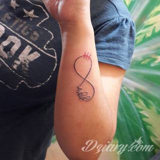 Znak nieskończoności, tajemniczo wyglądający symbol ∞, czyli słynna przewrócona ósemka fascynuje ludzi od lat. Harmonijna grafika idealnie wygląda przede wszystkim na smukłych przegubach dłoni, którym dodaje kolorytu. 