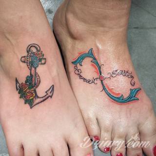 Znak nieskończoności, tajemniczo wyglądający symbol ∞, czyli słynna przewrócona ósemka fascynuje ludzi od lat. Harmonijna grafika idealnie wygląda przede wszystkim na smukłych przegubach dłoni, którym dodaje kolorytu. 