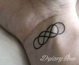 Znak nieskończoności, tajemniczo wyglądający symbol ∞, czyli słynna przewrócona ósemka fascynuje ludzi od lat. Harmonijna grafika idealnie wygląda przede wszystkim na smukłych przegubach dłoni, którym dodaje kolorytu. 