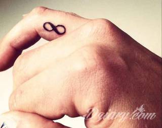 Znak nieskończoności, tajemniczo wyglądający symbol ∞, czyli słynna przewrócona ósemka fascynuje ludzi od lat. Harmonijna grafika idealnie wygląda przede wszystkim na smukłych przegubach dłoni, którym dodaje kolorytu. 