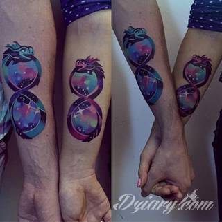 Znak nieskończoności, tajemniczo wyglądający symbol ∞, czyli słynna przewrócona ósemka fascynuje ludzi od lat. Harmonijna grafika idealnie wygląda przede wszystkim na smukłych przegubach dłoni, którym dodaje kolorytu. 