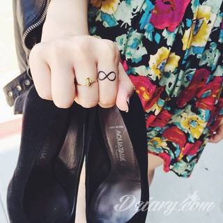 Znak nieskończoności, tajemniczo wyglądający symbol ∞, czyli słynna przewrócona ósemka fascynuje ludzi od lat. Harmonijna grafika idealnie wygląda przede wszystkim na smukłych przegubach dłoni, którym dodaje kolorytu. 