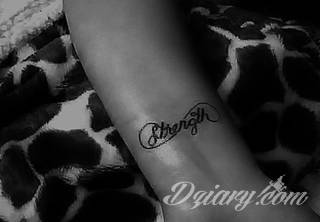 Znak nieskończoności, tajemniczo wyglądający symbol ∞, czyli słynna przewrócona ósemka fascynuje ludzi od lat. Harmonijna grafika idealnie wygląda przede wszystkim na smukłych przegubach dłoni, którym dodaje kolorytu. 