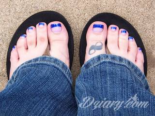 Znak nieskończoności, tajemniczo wyglądający symbol ∞, czyli słynna przewrócona ósemka fascynuje ludzi od lat. Harmonijna grafika idealnie wygląda przede wszystkim na smukłych przegubach dłoni, którym dodaje kolorytu. 