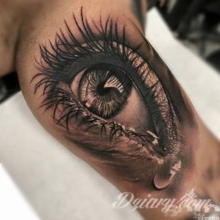 Tatuaże z okiem w centrum to wyjątkowo szeroka gama grafik - zarówno pod kątem kształtów jak i kolorystyki. Oko na skórze może być różne: tajemnicze, groźne, półprzymknięte lub rozwarte niczym w szoku. 