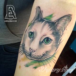 Tatuaże z okiem w centrum to wyjątkowo szeroka gama grafik - zarówno pod kątem kształtów jak i kolorystyki. Oko na skórze może być różne: tajemnicze, groźne, półprzymknięte lub rozwarte niczym w szoku. 