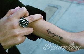 Tatuaże z okiem w centrum to wyjątkowo szeroka gama grafik - zarówno pod kątem kształtów jak i kolorystyki. Oko na skórze może być różne: tajemnicze, groźne, półprzymknięte lub rozwarte niczym w szoku. 