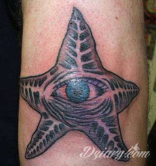 Tatuaże z okiem w centrum to wyjątkowo szeroka gama grafik - zarówno pod kątem kształtów jak i kolorystyki. Oko na skórze może być różne: tajemnicze, groźne, półprzymknięte lub rozwarte niczym w szoku. 