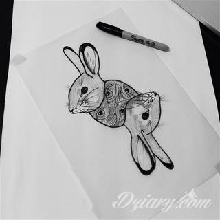 Tatuaże z okiem w centrum to wyjątkowo szeroka gama grafik - zarówno pod kątem kształtów jak i kolorystyki. Oko na skórze może być różne: tajemnicze, groźne, półprzymknięte lub rozwarte niczym w szoku. 