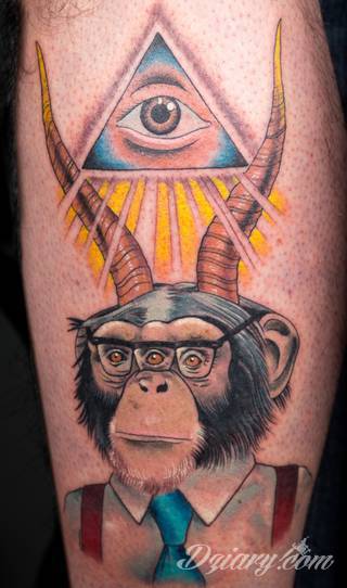 Tatuaże z okiem w centrum to wyjątkowo szeroka gama grafik - zarówno pod kątem kształtów jak i kolorystyki. Oko na skórze może być różne: tajemnicze, groźne, półprzymknięte lub rozwarte niczym w szoku. 