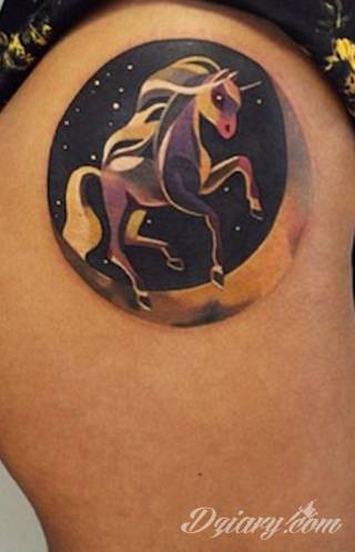 Klasyczne okrągłe tatuaże doceniają osoby poszukujące grafik harmonijnych, stonowanych, podkreślających równowagę. Owalne tatuaże doskonale mogą wyeksponować poszczególne elementy ciała i świetnie wpisują się w fantazję kreatorów. 