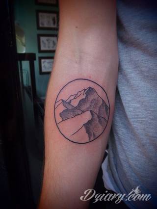 Klasyczne okrągłe tatuaże doceniają osoby poszukujące grafik harmonijnych, stonowanych, podkreślających równowagę. Owalne tatuaże doskonale mogą wyeksponować poszczególne elementy ciała i świetnie wpisują się w fantazję kreatorów. 