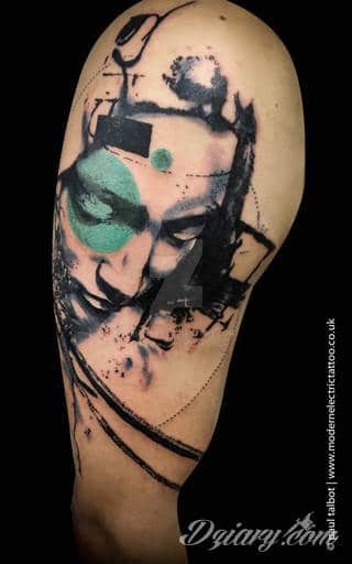 Klasyczne okrągłe tatuaże doceniają osoby poszukujące grafik harmonijnych, stonowanych, podkreślających równowagę. Owalne tatuaże doskonale mogą wyeksponować poszczególne elementy ciała i świetnie wpisują się w fantazję kreatorów. 