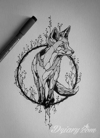 Klasyczne okrągłe tatuaże doceniają osoby poszukujące grafik harmonijnych, stonowanych, podkreślających równowagę. Owalne tatuaże doskonale mogą wyeksponować poszczególne elementy ciała i świetnie wpisują się w fantazję kreatorów. 