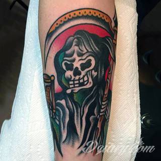 Oldchoolowe tatuaże to prawdziwa stara szkoła zdobień. Sięgają do wzorców amerykańskich. Linie są grube, mocne, wyraziste. Tatuaże tradycyjne znacząco różnią się w efekcie od standardowych rysunków na ciele - to opcja dla odważnych. 