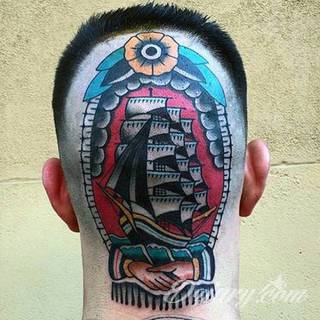 Oldchoolowe tatuaże to prawdziwa stara szkoła zdobień. Sięgają do wzorców amerykańskich. Linie są grube, mocne, wyraziste. Tatuaże tradycyjne znacząco różnią się w efekcie od standardowych rysunków na ciele - to opcja dla odważnych. 