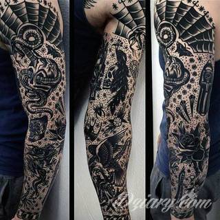 Oldchoolowe tatuaże to prawdziwa stara szkoła zdobień. Sięgają do wzorców amerykańskich. Linie są grube, mocne, wyraziste. Tatuaże tradycyjne znacząco różnią się w efekcie od standardowych rysunków na ciele - to opcja dla odważnych. 