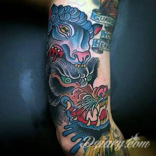 Oldchoolowe tatuaże to prawdziwa stara szkoła zdobień. Sięgają do wzorców amerykańskich. Linie są grube, mocne, wyraziste. Tatuaże tradycyjne znacząco różnią się w efekcie od standardowych rysunków na ciele - to opcja dla odważnych. 