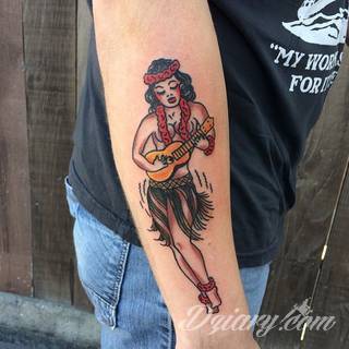 Oldchoolowe tatuaże to prawdziwa stara szkoła zdobień. Sięgają do wzorców amerykańskich. Linie są grube, mocne, wyraziste. Tatuaże tradycyjne znacząco różnią się w efekcie od standardowych rysunków na ciele - to opcja dla odważnych. 