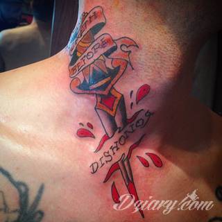 Oldchoolowe tatuaże to prawdziwa stara szkoła zdobień. Sięgają do wzorców amerykańskich. Linie są grube, mocne, wyraziste. Tatuaże tradycyjne znacząco różnią się w efekcie od standardowych rysunków na ciele - to opcja dla odważnych. 