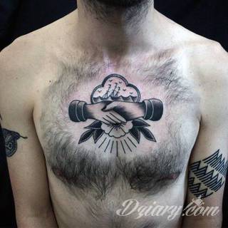 Oldchoolowe tatuaże to prawdziwa stara szkoła zdobień. Sięgają do wzorców amerykańskich. Linie są grube, mocne, wyraziste. Tatuaże tradycyjne znacząco różnią się w efekcie od standardowych rysunków na ciele - to opcja dla odważnych. 