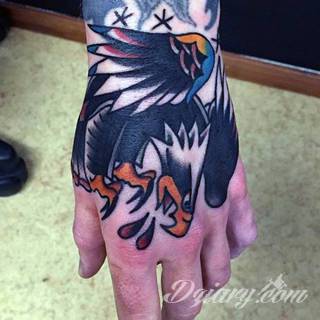 Oldchoolowe tatuaże to prawdziwa stara szkoła zdobień. Sięgają do wzorców amerykańskich. Linie są grube, mocne, wyraziste. Tatuaże tradycyjne znacząco różnią się w efekcie od standardowych rysunków na ciele - to opcja dla odważnych. 