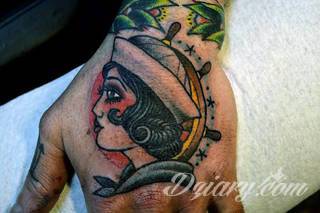 Oldchoolowe tatuaże to prawdziwa stara szkoła zdobień. Sięgają do wzorców amerykańskich. Linie są grube, mocne, wyraziste. Tatuaże tradycyjne znacząco różnią się w efekcie od standardowych rysunków na ciele - to opcja dla odważnych. 