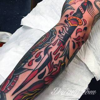 Oldchoolowe tatuaże to prawdziwa stara szkoła zdobień. Sięgają do wzorców amerykańskich. Linie są grube, mocne, wyraziste. Tatuaże tradycyjne znacząco różnią się w efekcie od standardowych rysunków na ciele - to opcja dla odważnych. 