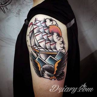 Oldchoolowe tatuaże to prawdziwa stara szkoła zdobień. Sięgają do wzorców amerykańskich. Linie są grube, mocne, wyraziste. Tatuaże tradycyjne znacząco różnią się w efekcie od standardowych rysunków na ciele - to opcja dla odważnych. 