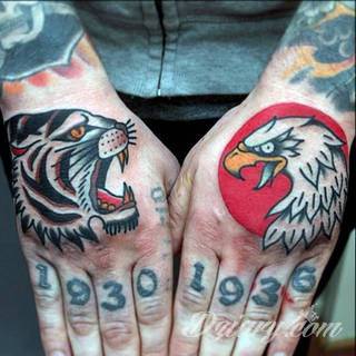 Oldchoolowe tatuaże to prawdziwa stara szkoła zdobień. Sięgają do wzorców amerykańskich. Linie są grube, mocne, wyraziste. Tatuaże tradycyjne znacząco różnią się w efekcie od standardowych rysunków na ciele - to opcja dla odważnych. 