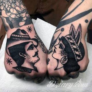 Oldchoolowe tatuaże to prawdziwa stara szkoła zdobień. Sięgają do wzorców amerykańskich. Linie są grube, mocne, wyraziste. Tatuaże tradycyjne znacząco różnią się w efekcie od standardowych rysunków na ciele - to opcja dla odważnych. 