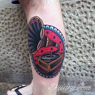 Oldchoolowe tatuaże to prawdziwa stara szkoła zdobień. Sięgają do wzorców amerykańskich. Linie są grube, mocne, wyraziste. Tatuaże tradycyjne znacząco różnią się w efekcie od standardowych rysunków na ciele - to opcja dla odważnych. 