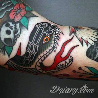 Oldchoolowe tatuaże to prawdziwa stara szkoła zdobień. Sięgają do wzorców amerykańskich. Linie są grube, mocne, wyraziste. Tatuaże tradycyjne znacząco różnią się w efekcie od standardowych rysunków na ciele - to opcja dla odważnych. 