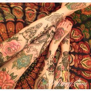 Oldchoolowe tatuaże to prawdziwa stara szkoła zdobień. Sięgają do wzorców amerykańskich. Linie są grube, mocne, wyraziste. Tatuaże tradycyjne znacząco różnią się w efekcie od standardowych rysunków na ciele - to opcja dla odważnych. 