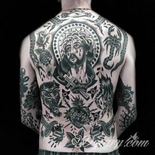 Oldchoolowe tatuaże to prawdziwa stara szkoła zdobień. Sięgają do wzorców amerykańskich. Linie są grube, mocne, wyraziste. Tatuaże tradycyjne znacząco różnią się w efekcie od standardowych rysunków na ciele - to opcja dla odważnych. 