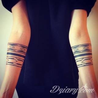 Z jednej strony lekkie i subtelne, z drugiej - wyraziste i bardzo wyeksponowane. Tatuaże w formacie opasek sugerowane są tam, gdzie można ją efektownie zamknąć na ciele. To przeguby, ramiona, uda; zdarzają się jednak również opcje nietypowe. 