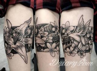 Z jednej strony lekkie i subtelne, z drugiej - wyraziste i bardzo wyeksponowane. Tatuaże w formacie opasek sugerowane są tam, gdzie można ją efektownie zamknąć na ciele. To przeguby, ramiona, uda; zdarzają się jednak również opcje nietypowe. 