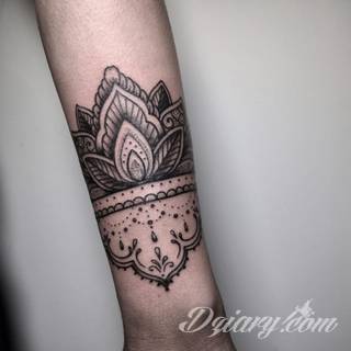 Z jednej strony lekkie i subtelne, z drugiej - wyraziste i bardzo wyeksponowane. Tatuaże w formacie opasek sugerowane są tam, gdzie można ją efektownie zamknąć na ciele. To przeguby, ramiona, uda; zdarzają się jednak również opcje nietypowe. 