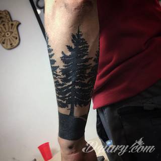 Z jednej strony lekkie i subtelne, z drugiej - wyraziste i bardzo wyeksponowane. Tatuaże w formacie opasek sugerowane są tam, gdzie można ją efektownie zamknąć na ciele. To przeguby, ramiona, uda; zdarzają się jednak również opcje nietypowe. 