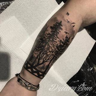 Z jednej strony lekkie i subtelne, z drugiej - wyraziste i bardzo wyeksponowane. Tatuaże w formacie opasek sugerowane są tam, gdzie można ją efektownie zamknąć na ciele. To przeguby, ramiona, uda; zdarzają się jednak również opcje nietypowe. 