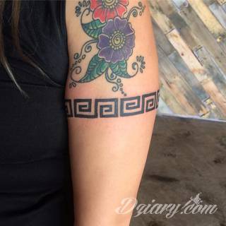 Z jednej strony lekkie i subtelne, z drugiej - wyraziste i bardzo wyeksponowane. Tatuaże w formacie opasek sugerowane są tam, gdzie można ją efektownie zamknąć na ciele. To przeguby, ramiona, uda; zdarzają się jednak również opcje nietypowe. 