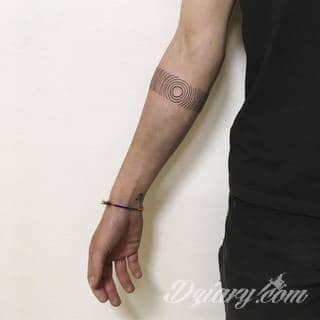 Z jednej strony lekkie i subtelne, z drugiej - wyraziste i bardzo wyeksponowane. Tatuaże w formacie opasek sugerowane są tam, gdzie można ją efektownie zamknąć na ciele. To przeguby, ramiona, uda; zdarzają się jednak również opcje nietypowe. 