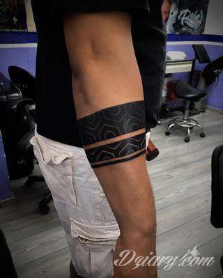 Z jednej strony lekkie i subtelne, z drugiej - wyraziste i bardzo wyeksponowane. Tatuaże w formacie opasek sugerowane są tam, gdzie można ją efektownie zamknąć na ciele. To przeguby, ramiona, uda; zdarzają się jednak również opcje nietypowe. 