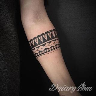 Z jednej strony lekkie i subtelne, z drugiej - wyraziste i bardzo wyeksponowane. Tatuaże w formacie opasek sugerowane są tam, gdzie można ją efektownie zamknąć na ciele. To przeguby, ramiona, uda; zdarzają się jednak również opcje nietypowe. 